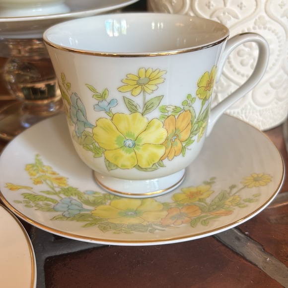 Ekco Cups and Saucers Spring Bouquet Pattern - Picture 2 of 14